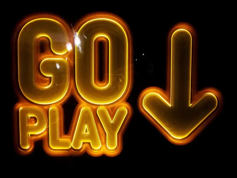 Неонов надпис GO PLAY със стрелка